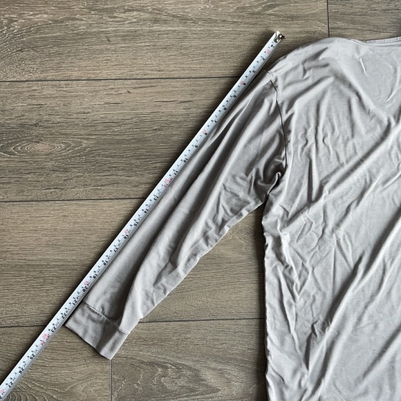 Uniqlo HeatTech Light Gray Long Sleeve Shirt - Picture 5 of 5
